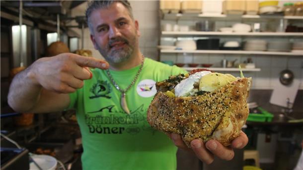Der Oldenburger Gastronom Hani Alhay verbindet in Schnellimbiss heimische und arabische Küche. Nun präsentiert er den Grünkohldöner.
