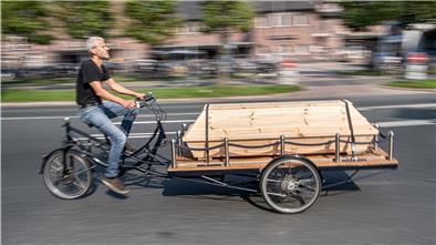 Der Oldenburger Künstler Michael Olsen hat ein Sargfahrrad gebaut. Er will so den Tod in den Alltag zurückbringen. Die Reaktionen sind kontrovers.