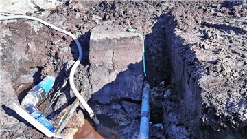 Der OOWV verlegt eine neue Abwasserdruckrohrleitung von Jaderberg bis Varel auf einer Gesamtstrecke von knapp fünf Kilometern, auch wie hier unter schwierigen Bedingungen im Moorbereich an der Jaderberger Straße.