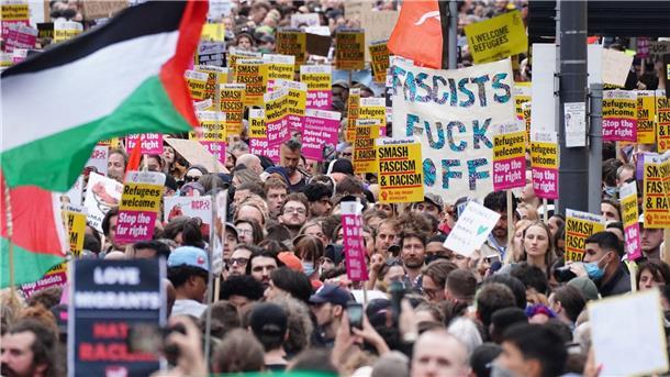 Nach Ausbleiben neuer Krawalle: Hoffnung auf Ruhe in England Der Organisation Stand Up to Racism zufolge gingen im ganzen Land etwa 25.000 Menschen gegen rechte Gewalt auf die Straße. (Archivbild)