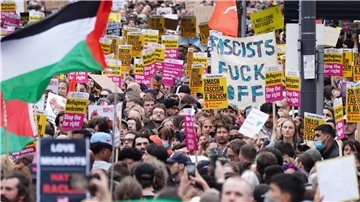 Der Organisation Stand Up to Racism zufolge gingen im ganzen Land etwa 25.000 Menschen gegen rechte Gewalt auf die Straße. (Archivbild)