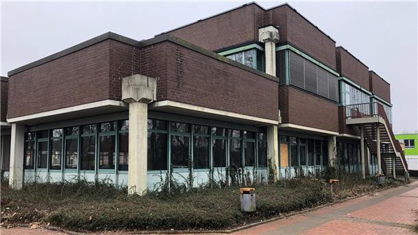 Der OS-Würfel an der Gnarrenburger Straße soll saniert werden. Die Martin Menzel Planungsgruppe hat zwei mögliche Lösungen zur Fassadengestaltung erarbeitet und am Mittwoch in der jüngsten Sitzung des Bremervörder Bauauschusses vorgestellt. 