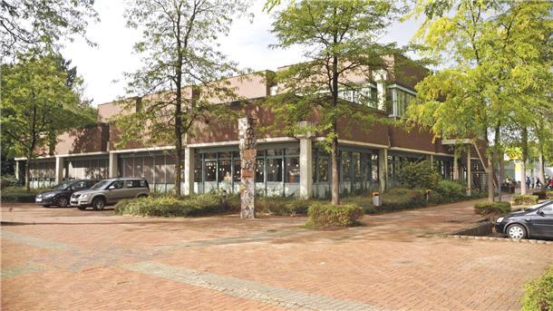 Der Kultur- und Heimatkreis Bremervörde fordert ein Umdenken beim „OS-Würfel“ Der "OS-Würfel" im Schulzentrum Engeo soll umfänglich saniert und umgebaut werden. Der Kultur- und Heimatkreis Bremervörde, der Interesse an einem Veranstaltungsraum im Obergeschoss hat, moniert, dass die Verantwortlichen der Stadtverwaltung an der Bevölkerung und an potenziell betroffenen Institutionen vorbeiplanen würden.