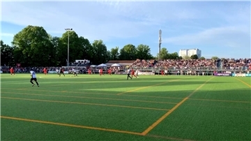 Der OSC Bremerhaven ist in Kiel angekommen. In der Kabine beginnen die Vorbereitungen auf das Spiel, die Anspannung steigt langsam.