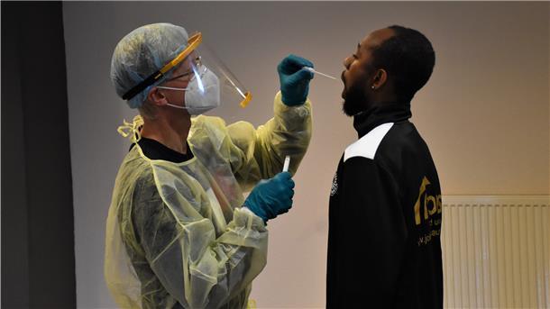 OSC Bremerhaven und Gegner in Quarantäne Der OSC ließ vor dem Duell mit dem Blumenthaler SV auf eigene Kosten alle Spieler, Trainer und Betreuer testen.