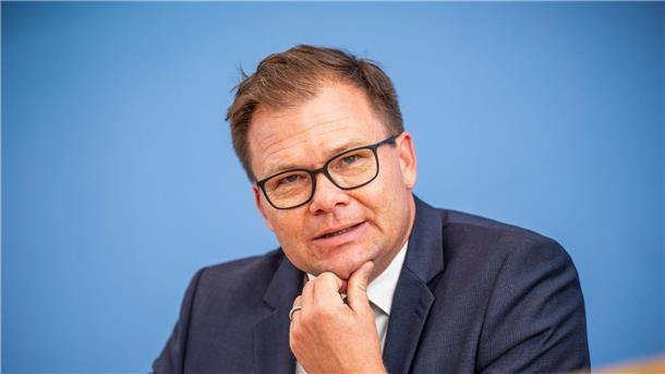 Gleicher und verschieden: Deutschland im Jahr 33 der Einheit Der Ostbeauftragte Carsten Schneider bei der Vorstellung des Berichts zum Stand der Deutschen Einheit.