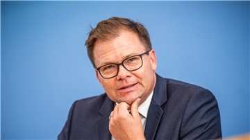 Der Ostbeauftragte Carsten Schneider bei der Vorstellung des Berichts zum Stand der Deutschen Einheit.