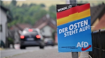 „Der Osten steht auf“: Ein Wahlplakat der AfD.