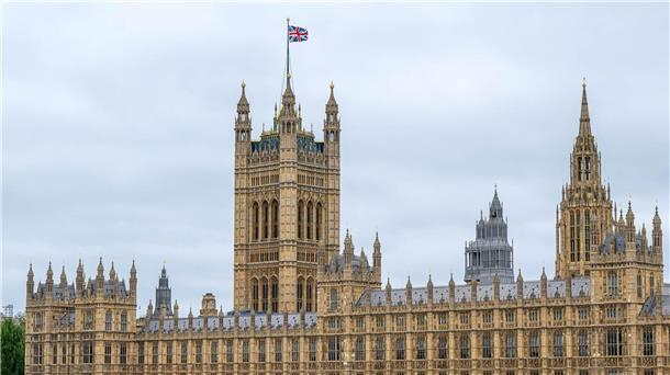 Asylpakt mit Ruanda: Britisches Unterhaus gegen Änderungen Der Palace of Westminster an der Themse. Großbritanniens konservative Regierung lässt sich nicht von ihren Plänen abbringen, Migranten unabhängig von ihrer eigentlichen Herkunft nach Ruanda abschieben zu wollen.
