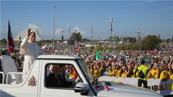 Jugendliche beten mit dem Papst Der Papst fährt zur Messe, um mit den Jugendlichen zu beten.