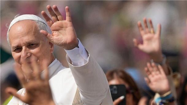 Jugendliche beten mit dem Papst Der Papst hat Jugendliche in Rom begrüßt.