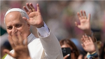 Der Papst hat Jugendliche in Rom begrüßt.