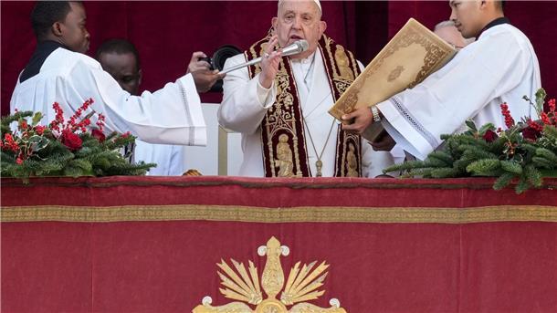 „Waffen sollen schweigen“ - Papst mahnt zu Frieden Der Papst spendete den Segen „Urbi et Orbi“, also der Stadt und dem Erdkreis.