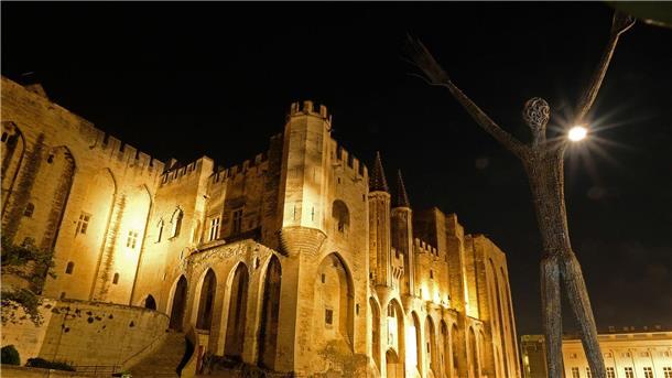Theaterfestival Avignon: Liddell und Tanztheater Pina Bausch Der Papstpalast in Avignon.