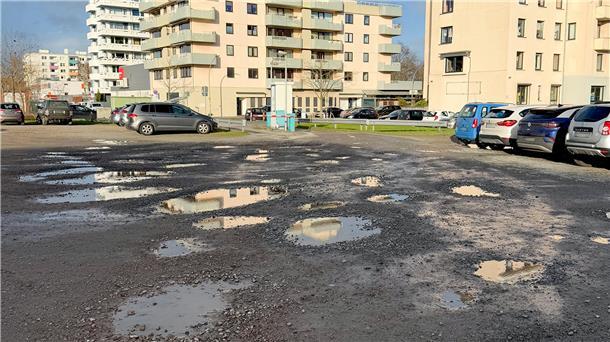 Parkchaos in der Barkhausenstraße: Diese Stellplätze sind katastrophal Parkplatz neben dem B&B Hotel ist in schlechtem Zustand