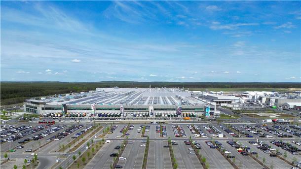 Der Parkplatz vor dem Haupteingang zum Tesla-Werk.