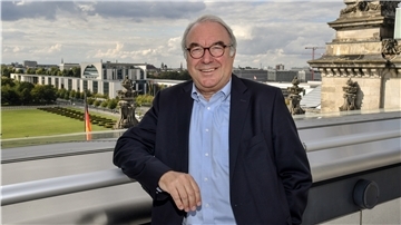 Der Parlamentarische Staatssekretär Uwe Beckmeyer soll die Koordination für Neubau der „Seute Deern“ leiten. 