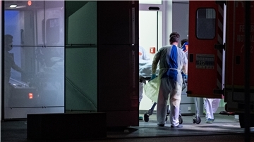 Der Patient, der in NRW in das Universitätsklinikum in Düsseldorf gebracht wurde, soll Mitte 40 sein.