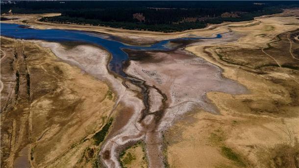Zwei Tote bei Bränden in Chile - Katastrophenfall ausgerufen Der Penuelas-See und der Stausee sind aufgrund einer Dürre in Valparaiso, Chile, fast ausgetrocknet.