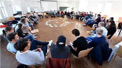 Der Pionierjahrgang 2018 bei der Ideenfindung im Fährhaus: Heute wäre ein solches Bild wegen der Corona-Schutzbestimmungen nicht mehr möglich. Große Runden wurden ins Digitale verlegt.