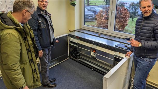 Der Planer Christian kleine Holthaus und Installateur Thomas Singer erklärten Bürgermeister Guido Dieckmann am geöffneten Gerät die Funktionsweise der Filter und Wärmetauscher.