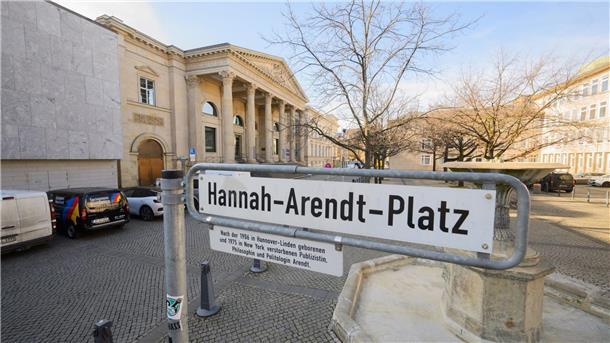 Die Unsichtbaren: Nach Frauen benannte Straßen fehlen Der Platz vor dem niedersächsischen Landtag wurde im April 2015 in Hannah-Arendt-Platz umbenannt. (Symbolbild)