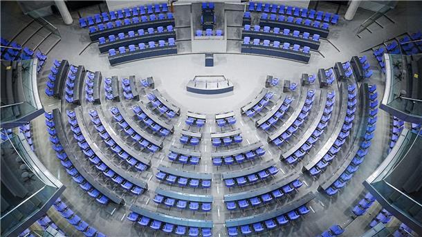 Neuer Vorstoß der Union für Wahlrechtsreform erntet Kritik Der Plenarsaal des Bundestags: Durch Überhang- und Ausgleichsmandate ist das Parlament in den vergangenen Jahren immer weiter gewachsen.