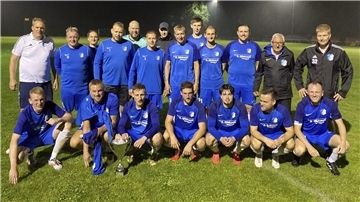 Der Pokal bleibt beim FC Alfstedt/Ebersdorf: Der Kreisligist hat sich am Freitag durch einen 3:0-Sieg gegen den TSV Basdahl/Volkmarst erneut den Sieg beim Geestequelle-Cup gesichert. 