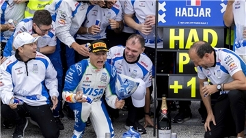 Der Pokal von Isack Hadjar geht zu Bruch.