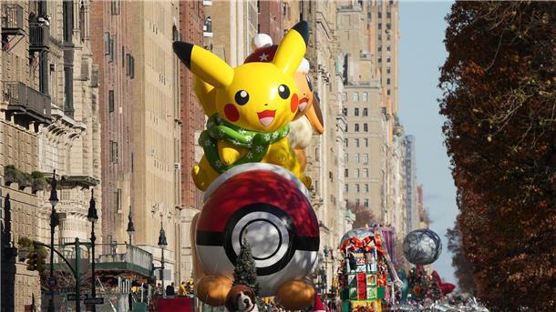 Zehntausende feiern Thanksgiving-Parade in New York Der Pokemon Pikachu ist Stammgast bei der Thanksgiving-Parade.