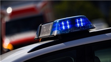 Mehr als 140 Handy-Sünder am Steuer in Hannover erwischt Der Polizei gingen bei einer einwöchigen Schwerpunktkontrolle mehr als 140 Autofahrer ins Netz, die unerlaubt ihr Handy am Steuer nutzten. (Symbolbild)