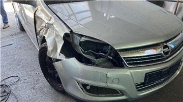 ein Auto mit Unfallschaden