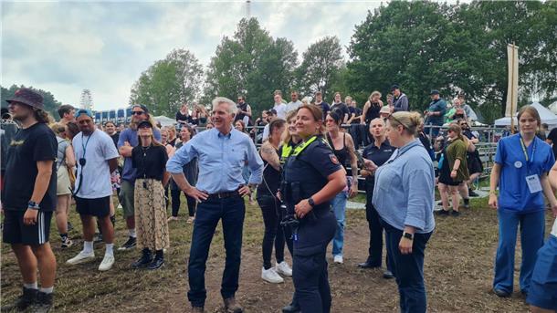 Der Polizeipräsident der Polizeidirektion Lüneburg, Thomas Ring, besucht die Einsatzkräfte auf dem Hurricane.