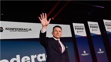Der polnische Politiker Slawomir Mentzen denkt nationalistisch und anti-europäisch, ist gesellschaftlich konservativ und strikt gegen Abtreibung.