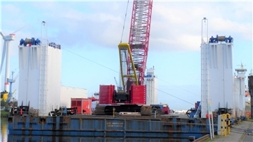 Der Ponton „BHV Innovation“ vor der Abfahrt Richtung Elbmündung.