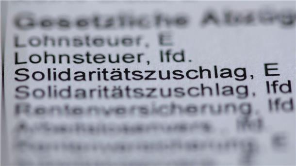 Der Posten Solidaritätszuschlag auf einer Lohnabrechnung ist schon lange ein Streitpunkt, am Montag urteilt der Bundesfinanzhof darüber, ob er nun endgültig auch für besserverdienende fällt.