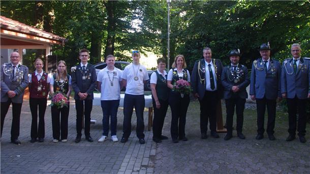 Schützengemeinschaft: Carina Roggenkamp und Joshua Saul siegen Der Präsident der Schützengemeinschaft Geestequelle Reinhard Seffner (rechts) und sein Stellvertreter Mario Niewöhner (links) präsentieren das neue Königshaus der Samtgemeinde.