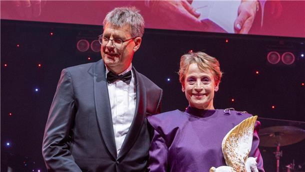 Der Präsident des Deutschen Olympischen Sportbundes, Thomas Weikert, überreichte Dressurreiterin Isabell Werth den Preis für die „Legende des Sports“.