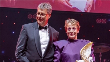 Der Präsident des Deutschen Olympischen Sportbundes, Thomas Weikert, überreichte Dressurreiterin Isabell Werth den Preis für die „Legende des Sports“.