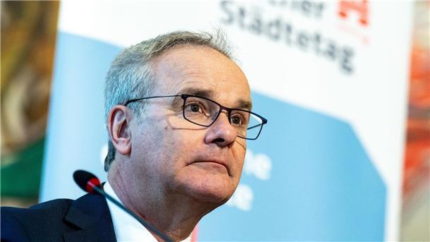 Städtetag: Finanzierung für Flüchtlingsunterbringung wichtig Der Präsident des Deutschen Städtetags Helmut Dedy fordert eine dauerhafte Finanzierung für die Flüchtlingsunterbringung.