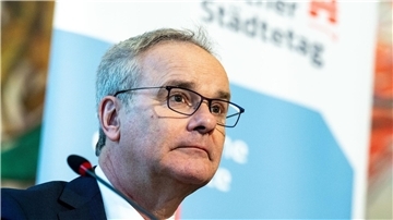 Der Präsident des Deutschen Städtetags Helmut Dedy fordert eine dauerhafte Finanzierung für die Flüchtlingsunterbringung.