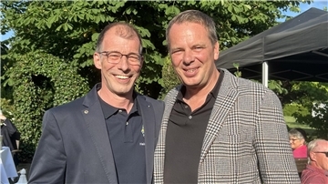 Der Präsident im Lions Club Zeven wechselt von Markus Klindwort (rechts) auf Heiner Köhnken.
