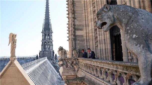 Der Präsident von Frankreich schaut sich den neu eröffneten Kirchturm an. 