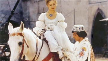 Der Prinz (Pavel Trávnícek) passt Aschenbrödel (Libuse Safránková) den verlorenen Schuh an.