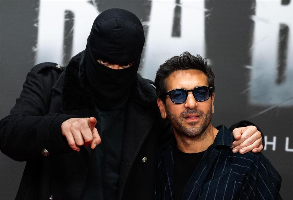 Schonungslose Doku über Haftbefehl - „Ich war schon tot“ Der Rapper Haftbefehl (links) ist ein Fan großer Posen - hier bei der einer Vorführung zu seiner Dokumentation gemeinsam mit Elyas M’Barek. (Archivfoto)