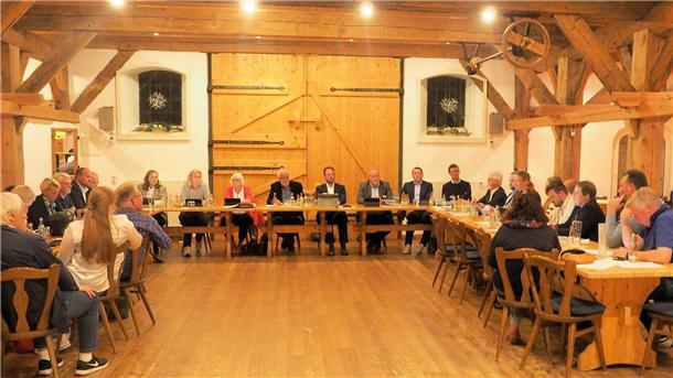 Der Rat der Gemeinde Wurster Nordseeküste tagte diesmal in der rustikalen "Grooten Deel" vom Hof Siats in Cappel-Neufeld.