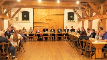Der Rat der Gemeinde Wurster Nordseeküste tagte diesmal in der rustikalen "Grooten Deel" vom Hof Siats in Cappel-Neufeld.