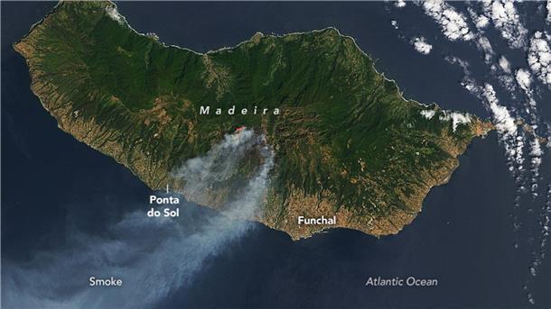 Der Rauch der Waldbrände zieht über die Insel Madeira. Bisher war Portugal in diesem Sommer von größeren Waldbränden verschont geblieben.