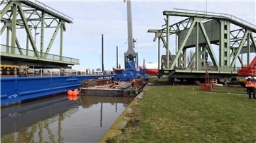 Der rechte Teil der Brücke bleibt vorerst stehen, er behindert nicht die Schiffe, der andere Teil, etwa 1000 Tonnen schwer, steht abfahrtbereit auf dem Schwerlastponton.