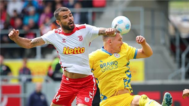 Jahn Regensburg nur mit einem Punkt gegen Braunschweig Der Regensburger Robin Ziegele (l) kämpft mit dem Braunschweiger Julian Baas um den Ball.
